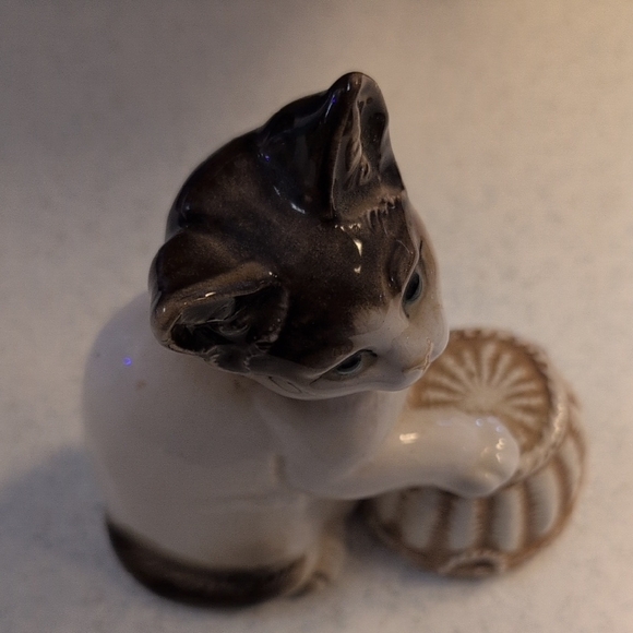 Ceramic Cat Figurine with Basket - Brown and Cream - Picture 2 of 7